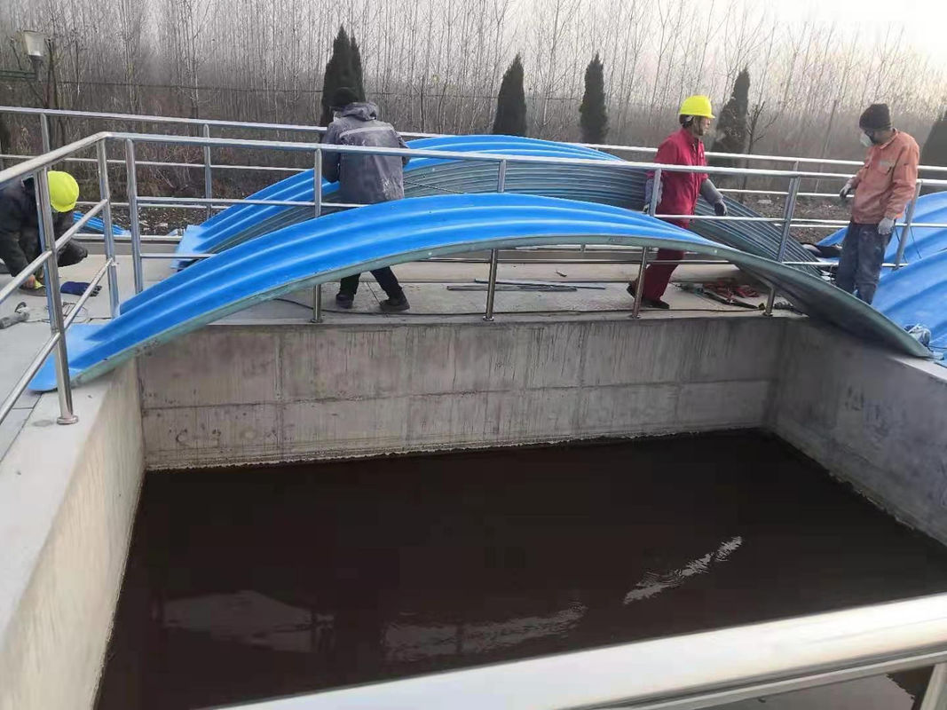 汚水処理場で使用されたカバーの上のガラス繊維強化プラスチックFRP手の位置を